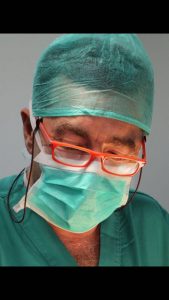 Dr Cos Calvet durante una Vasovasostomia